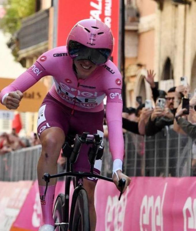Giro: ganador de la contrarreloj, Tadej Pogacar da un gran golpe y deja fuera de combate a sus competidores