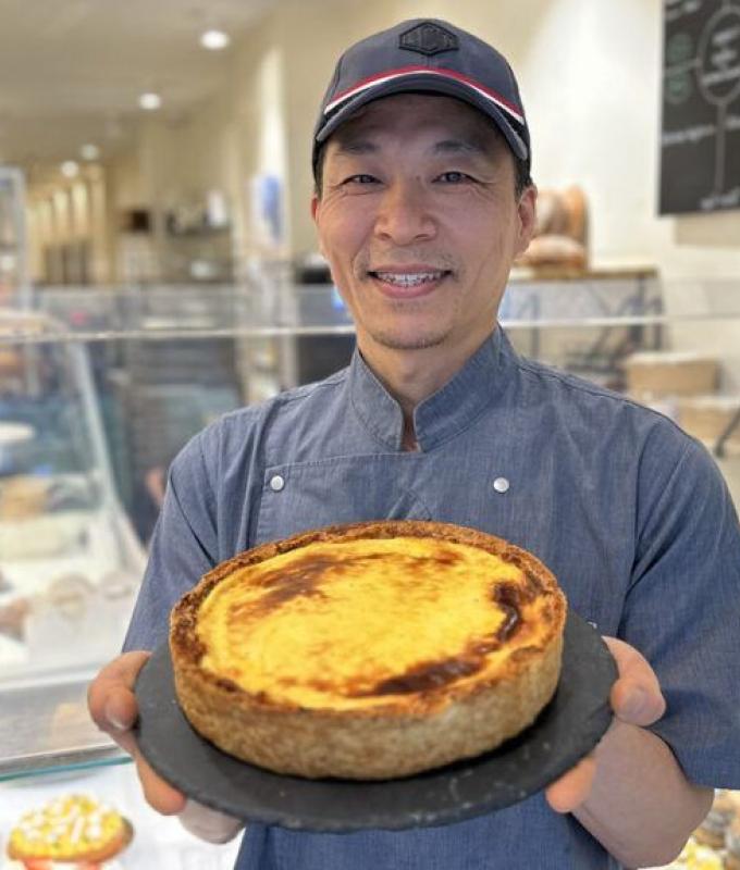 El mejor flan de París: el pastelito estrella del franco-coreano Yongsang Seo se exporta a todo el mundo