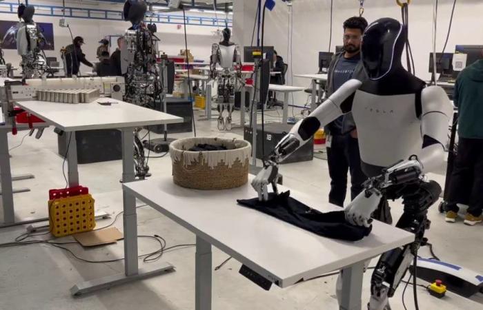Elon Musk planea vender su robot humanoide Optimus en 2025