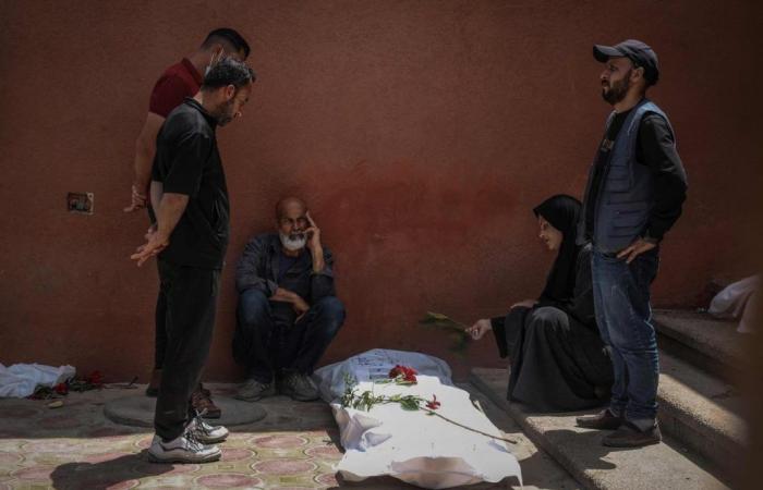 “El corazón de mi madre me decía que era Nabil”… Alrededor del hospital Nasser, los habitantes de Gaza buscan los cuerpos de sus seres queridos