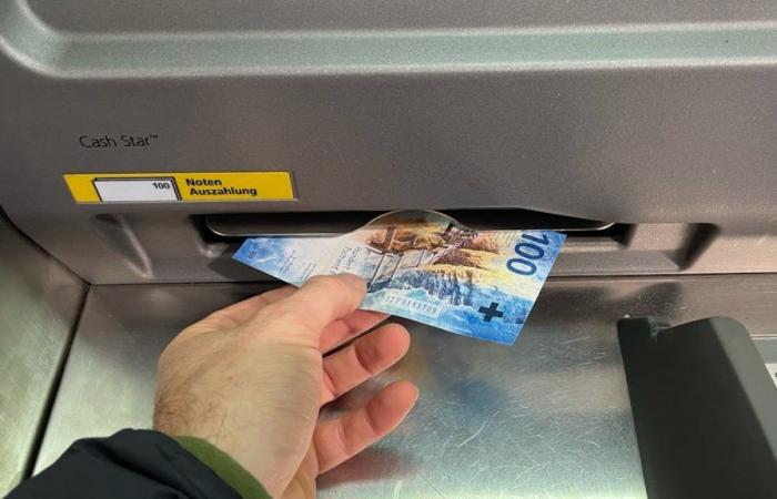 Un jubilado roba dinero olvidado en el cajero automático: mala idea