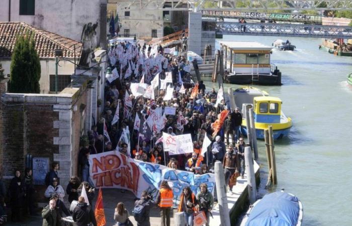 Italia: Residentes de Venecia enojados por la tarifa de entrada para turistas