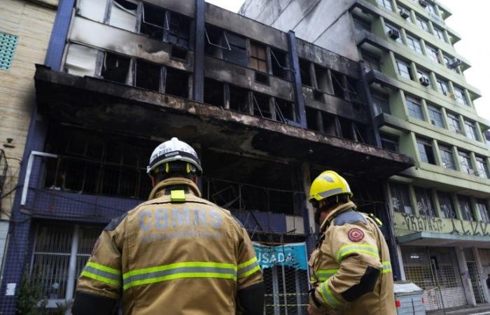 Al menos 10 muertos en incendio en hotel que acoge a personas sin hogar
