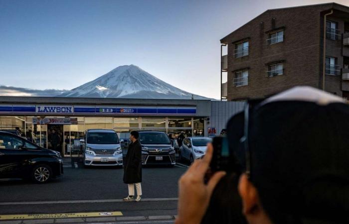En Japón, una ciudad ocultará una vista del monte Fuji para evitar el exceso de turismo