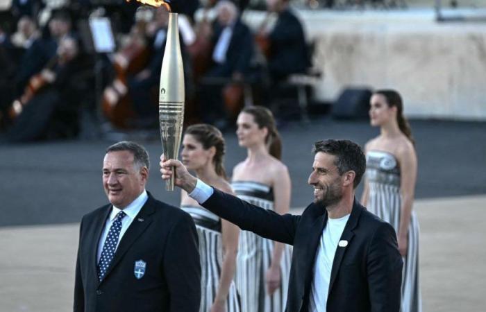 La llama olímpica entregada a Francia por Grecia
