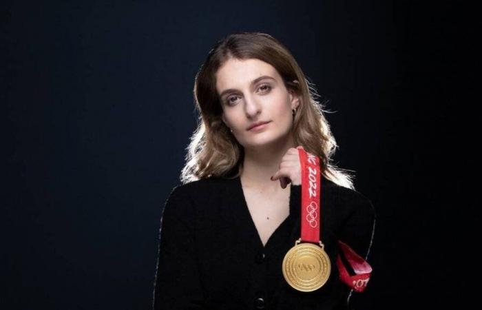 Gabriella Papadakis honrada de llevar la antorcha olímpica en Atenas
