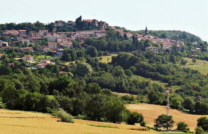 Calificado como “pequeña ciudad con carácter”, este pueblo fortificado de Puy-de-Dôme ofrece un panorama magnífico