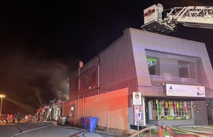 Un edificio comercial se incendia en el centro de Cowansville