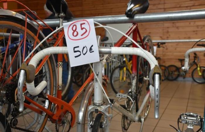 Intercambio de bicicletas y venta de garaje a la vista