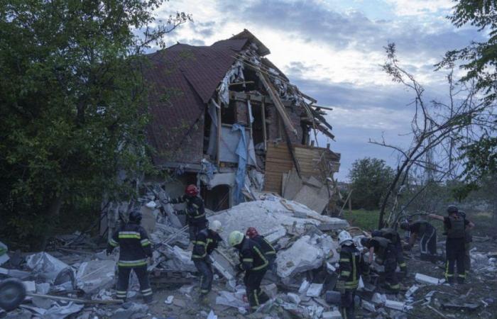 Otra noche bajo los bombardeos en Ucrania, la capital golpeada