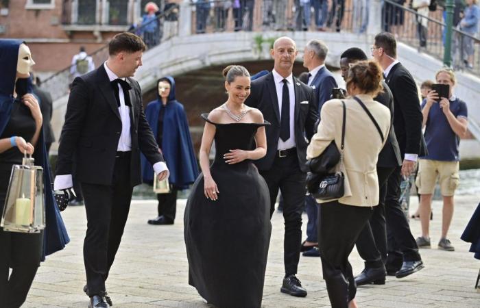 En imágenes – En Venecia, diamantes y vestido original para Emilia Clarke