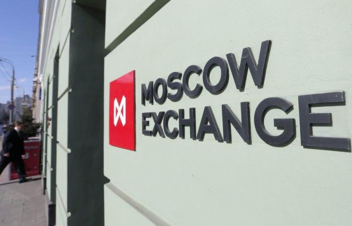 La Bolsa de Moscú suspende las transacciones en dólares y euros