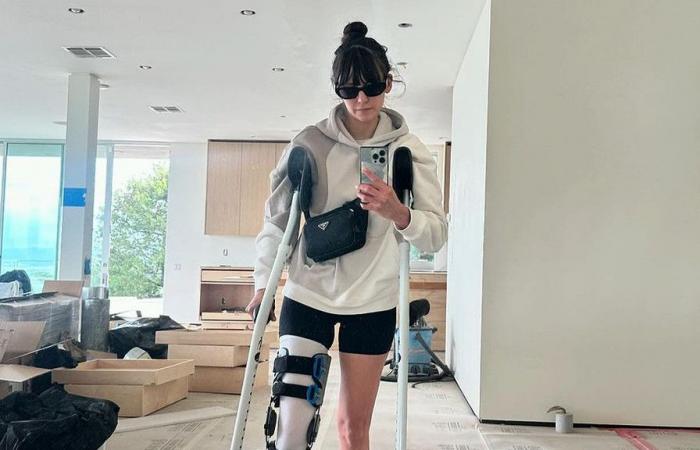 Nina Dobrev se rompió la rodilla en un accidente de bicicleta