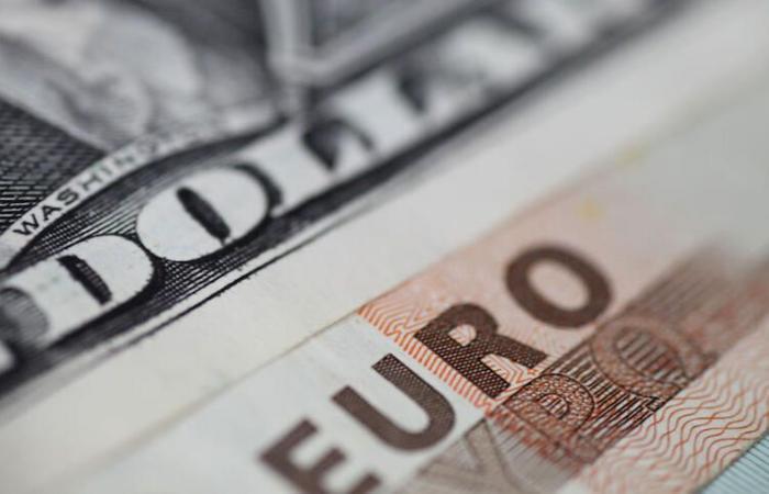 El dólar se mantiene estable gracias a la firmeza de la Fed y la crisis en Francia