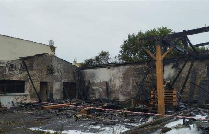 Material asociativo destruido tras un incendio en una ciudad del Loira Atlántico