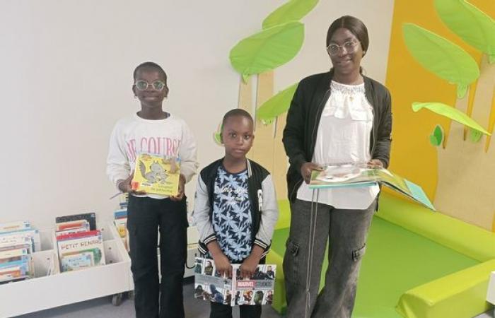A Hapsatou Guisset le gusta compartir la lectura con los niños en la mediateca de Vierzon