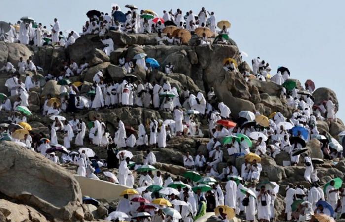Marea de fieles en el Monte Arafat bajo calor extremo