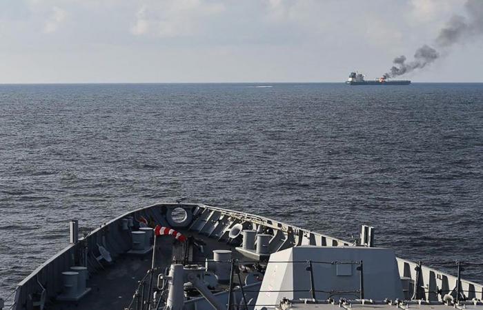 La tripulación abandona el barco atacado por los hutíes en el Golfo de Adén