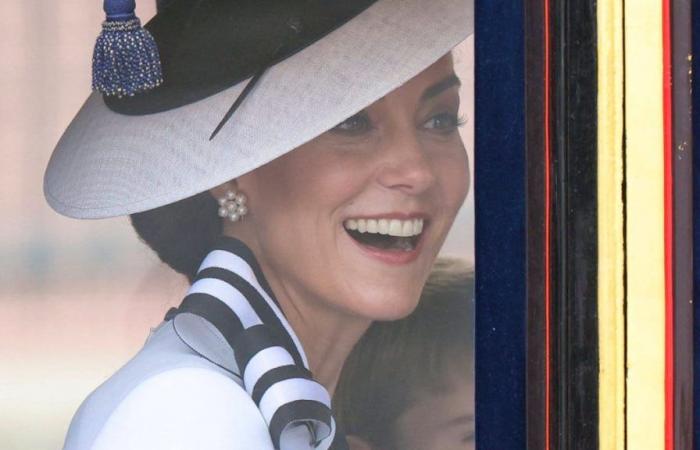 Sonriendo, Kate participó en el desfile por el cumpleaños del rey.