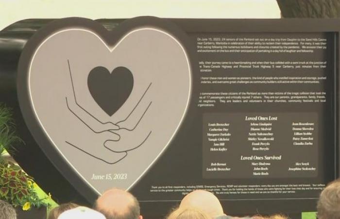 200 personas rinden homenaje a las víctimas del accidente de Carberry | Tragedia de Carberry en Manitoba