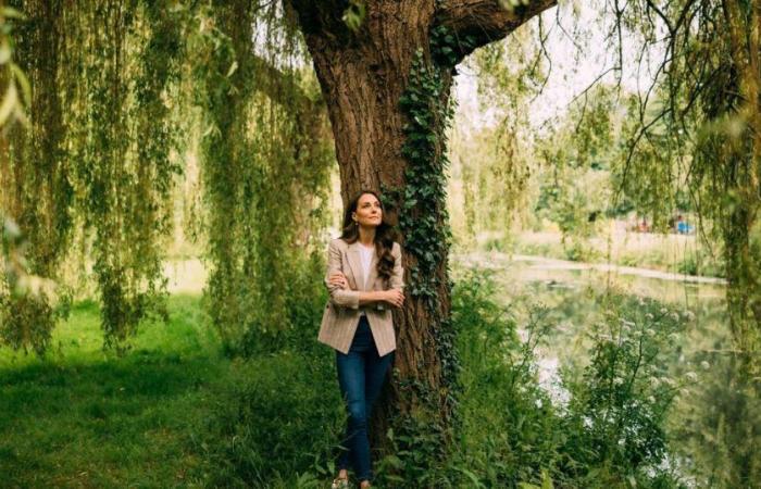 Experto en lenguaje corporal descifra la pose de Kate Middleton en la ‘foto del árbol’