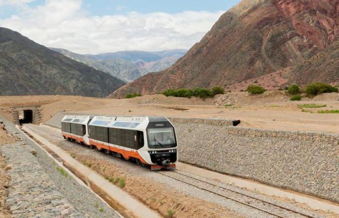 En Argentina, un tren solar de litio cruza la cordillera de los Andes