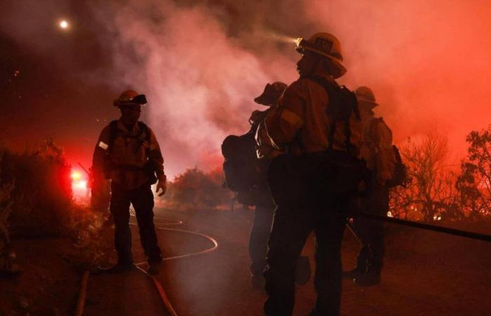 EN IMÁGENES, EN FOTOS. Un incendio forestal evacua al menos a 1.200 personas al norte de Los Ángeles