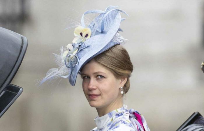 Lady Louise destacó con su vestido de flores en memoria de la coronación de su tío Carlos III.