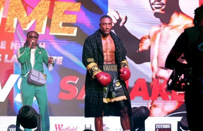 Bakary Samaké boxeará durante el concierto de Gazo en el Paris-La Défense Arena en abril de 2025