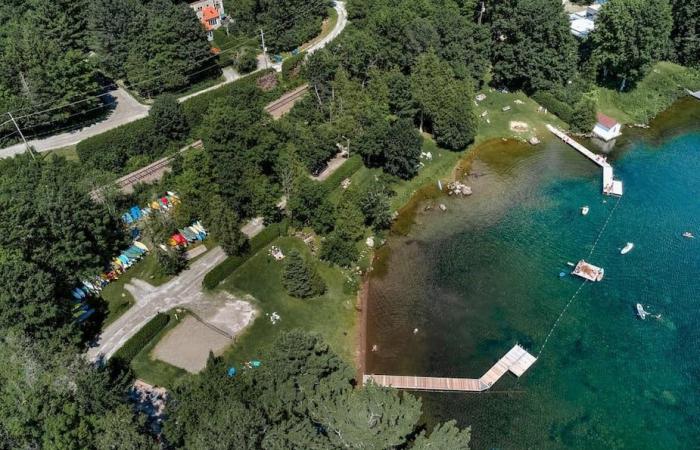 Un chalet sublime en la naturaleza con acceso al lago Orford en venta por $699,000 en Eastman