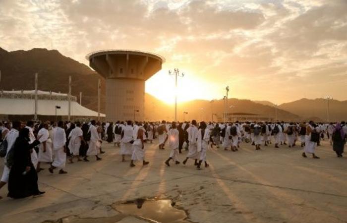 Peregrinos musulmanes apedrean a Satán el primer día del Eid