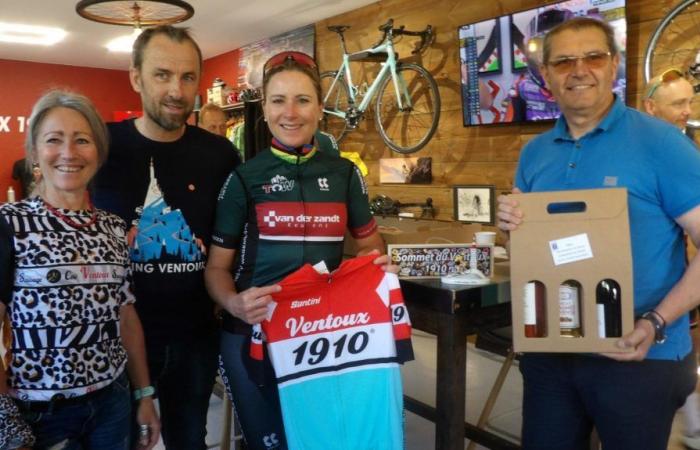 La campeona de ciclismo Annemiek van Vleuten pasando por Vaucluse