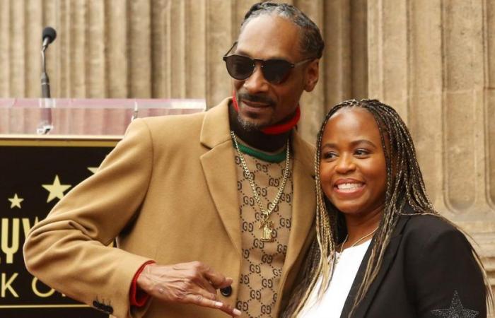A juego con sus pantalones deportivos rosas, Snoop Dogg y su esposa, Shante Broadus, celebran su 27 aniversario de bodas.