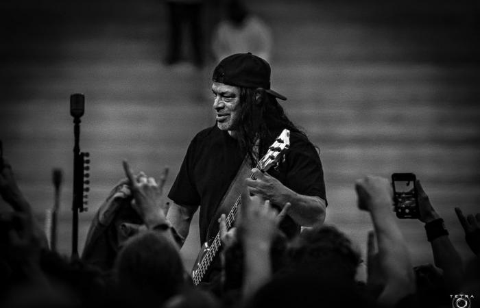 Robert Trujillo de Metallica recibe un nuevo bajo Warwick personalizado