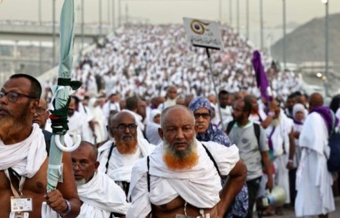 Peregrinos musulmanes apedrean a Satán el primer día del Eid