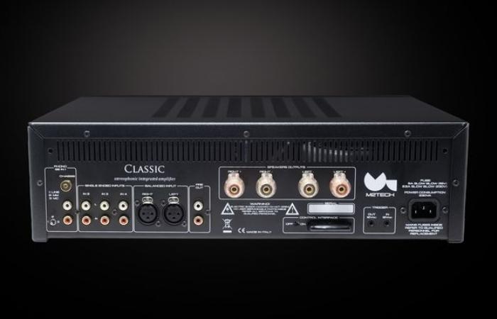 un amplificador estéreo de aspecto vintage que ofrece comodidades modernas