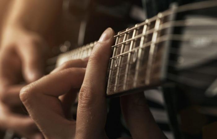 Un hombre tocaba la guitarra mientras le extirpaban un tumor cerebral