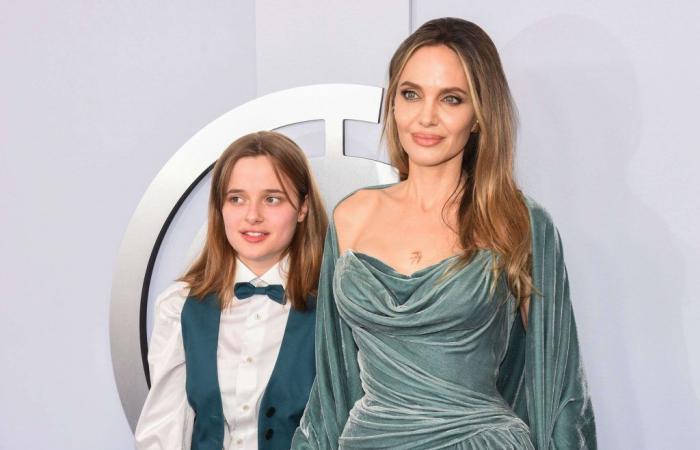 Del brazo de su hija Vivienne, Angelina Jolie luce suntuosa en Atelier Versace