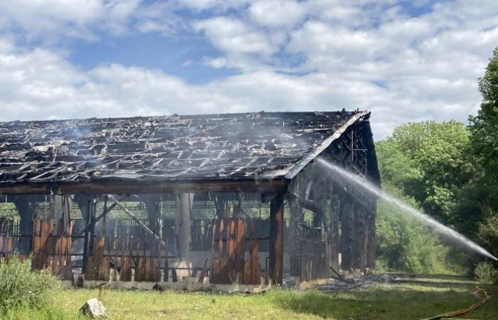 Incendio: veinte bomberos intervienen en un incendio en un edificio agrícola de 2.500 m2 completamente destruido por las llamas en Laguiole