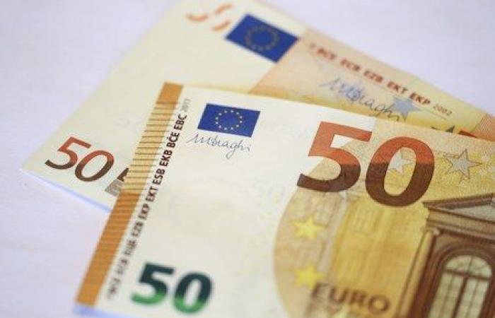 El dólar se mantiene fuerte, la incertidumbre política debilita al euro