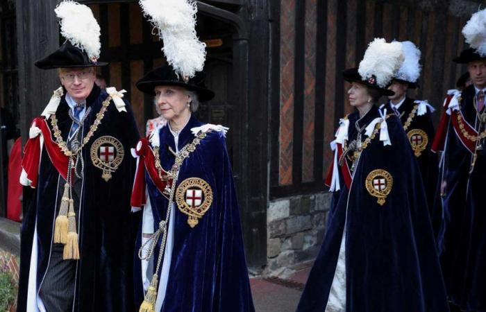 la duquesa de Gloucester investida por el rey Carlos III