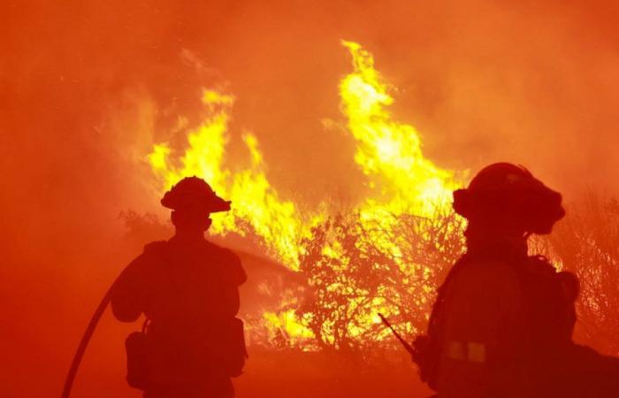 California sufre un gran incendio en una pradera y teme qué pasará después