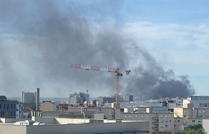 Gran incendio en la circunvalación de Lyon; humo espeso visible en el cielo