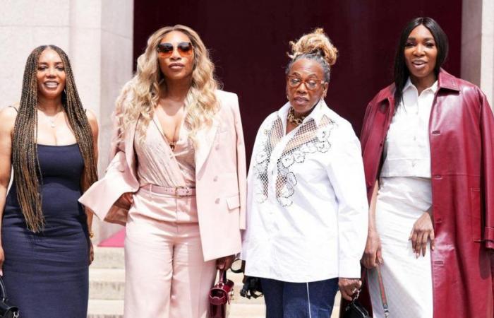 Serena y Venus Williams hacen una rara aparición junto a su madre y su media hermana en la Semana de la Moda de Milán.