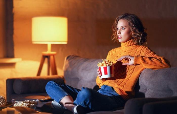 Dieta poco saludable, mayor consumo de calorías… Ver la televisión sentado podría ser especialmente perjudicial para la salud, según un estudio