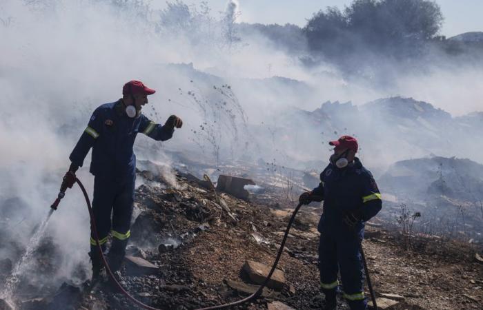 Grecia | Incendio al sureste de Atenas avivado por fuertes vientos
