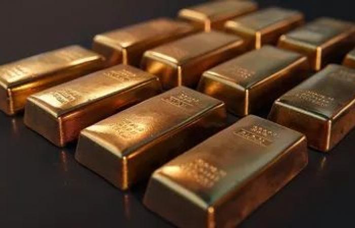 El precio del oro oscila cerca de los 2.328 dólares.
