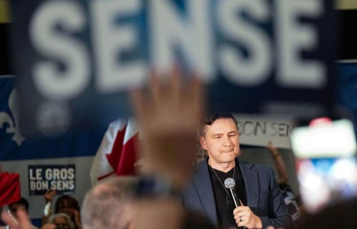 Pierre Poilievre pronuncia un discurso en un mitin partidista conservador en Montreal