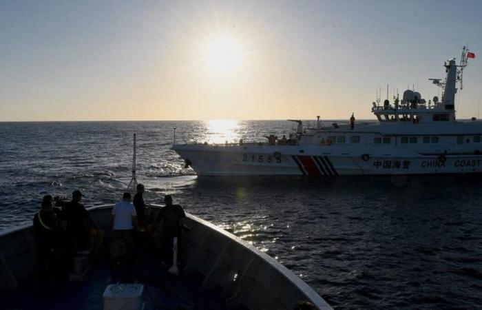 La guardia costera china confisca armas de barcos de la marina filipina