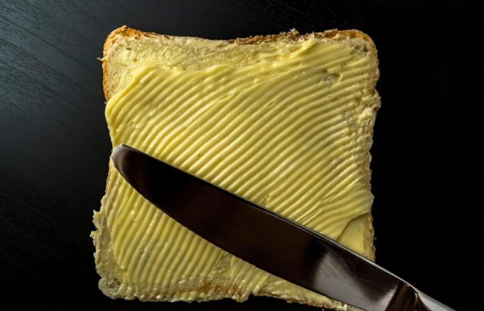 Presentada como un “superalimento”, esta mantequilla es mala para el corazón (conviene evitarla)